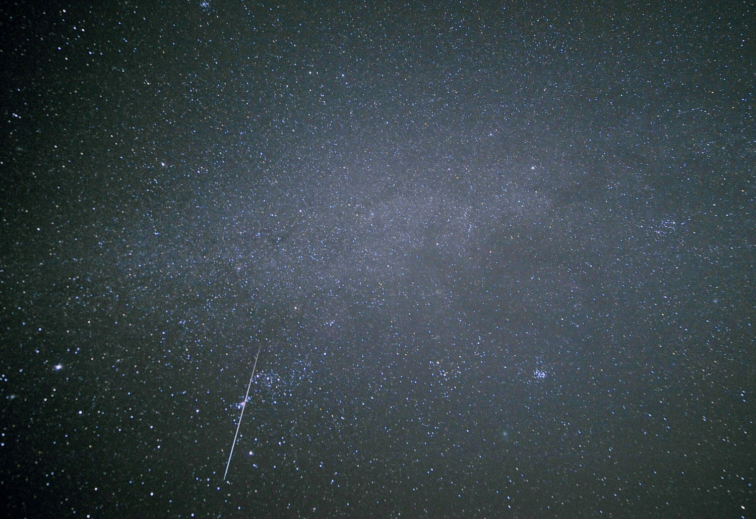M42をかすめるふたご座流星　2018.12.15　D700 14mm