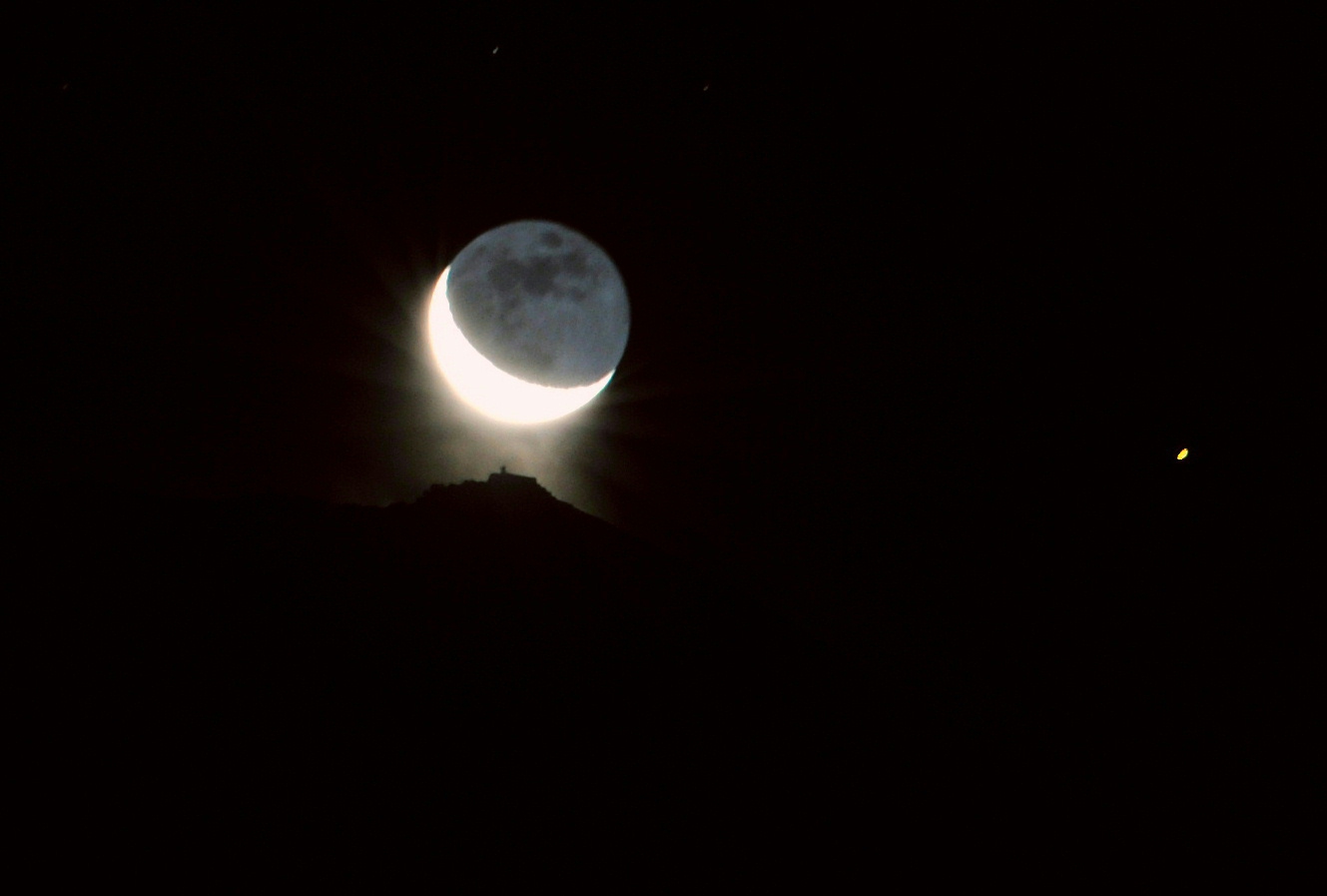 剣ヶ峰に昇る月と火星　　　　富士ヶ嶺　　2020.01.21  04:40