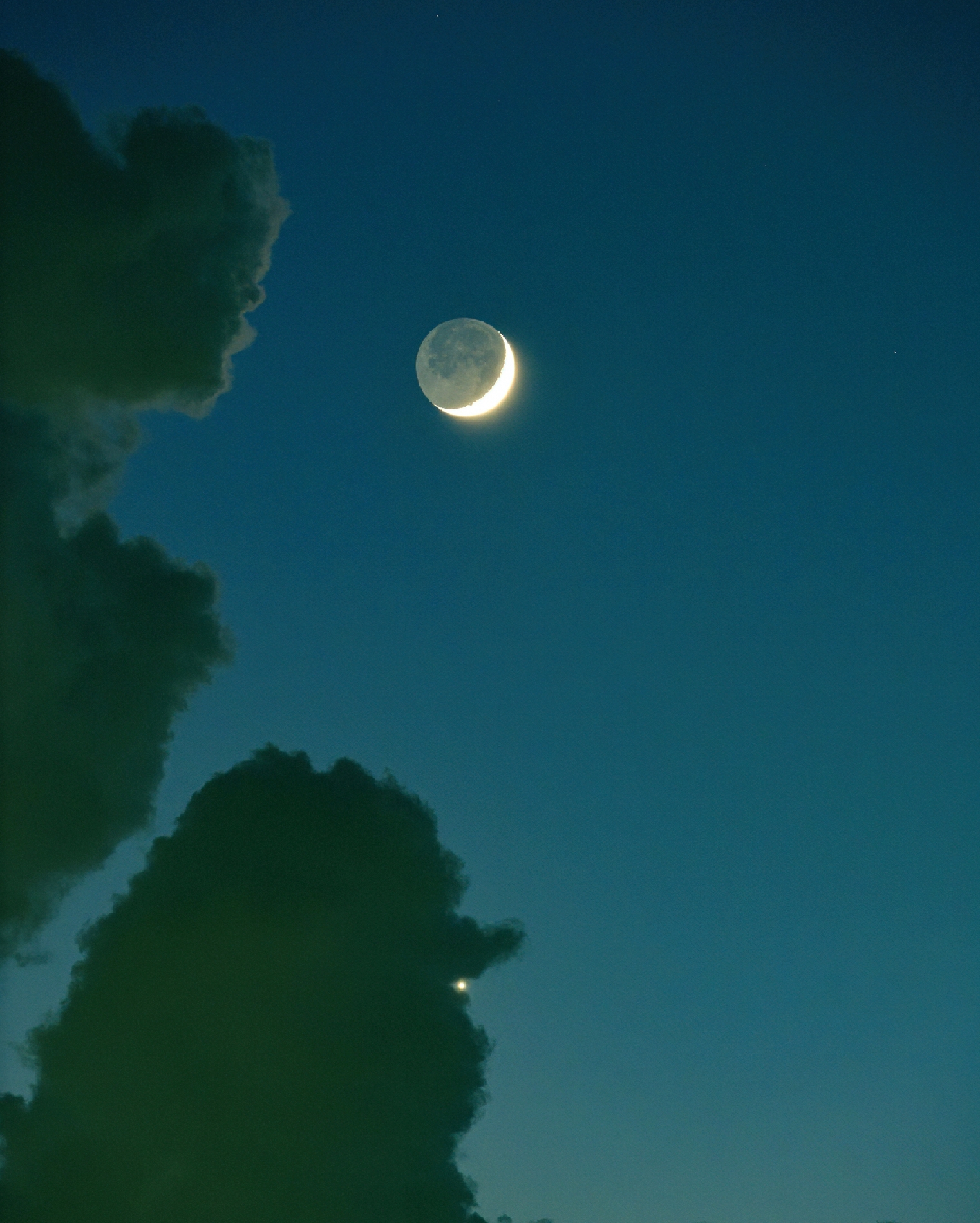 黒雲に喰われる月と金星　　2021.09.10