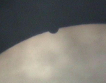 金星の太陽面通過　第１接触後　２００４．０６．０８