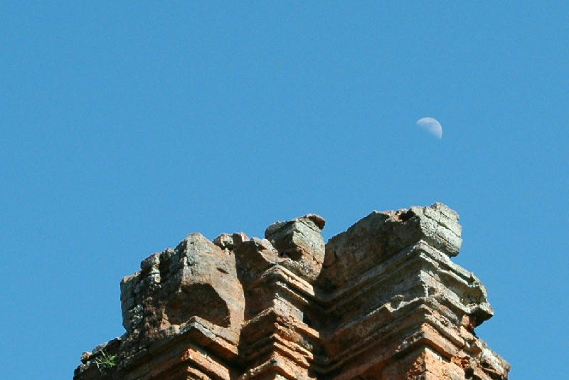 アンコール・ワット　　ロリュオス遺跡群　　ロレイ遺跡の月