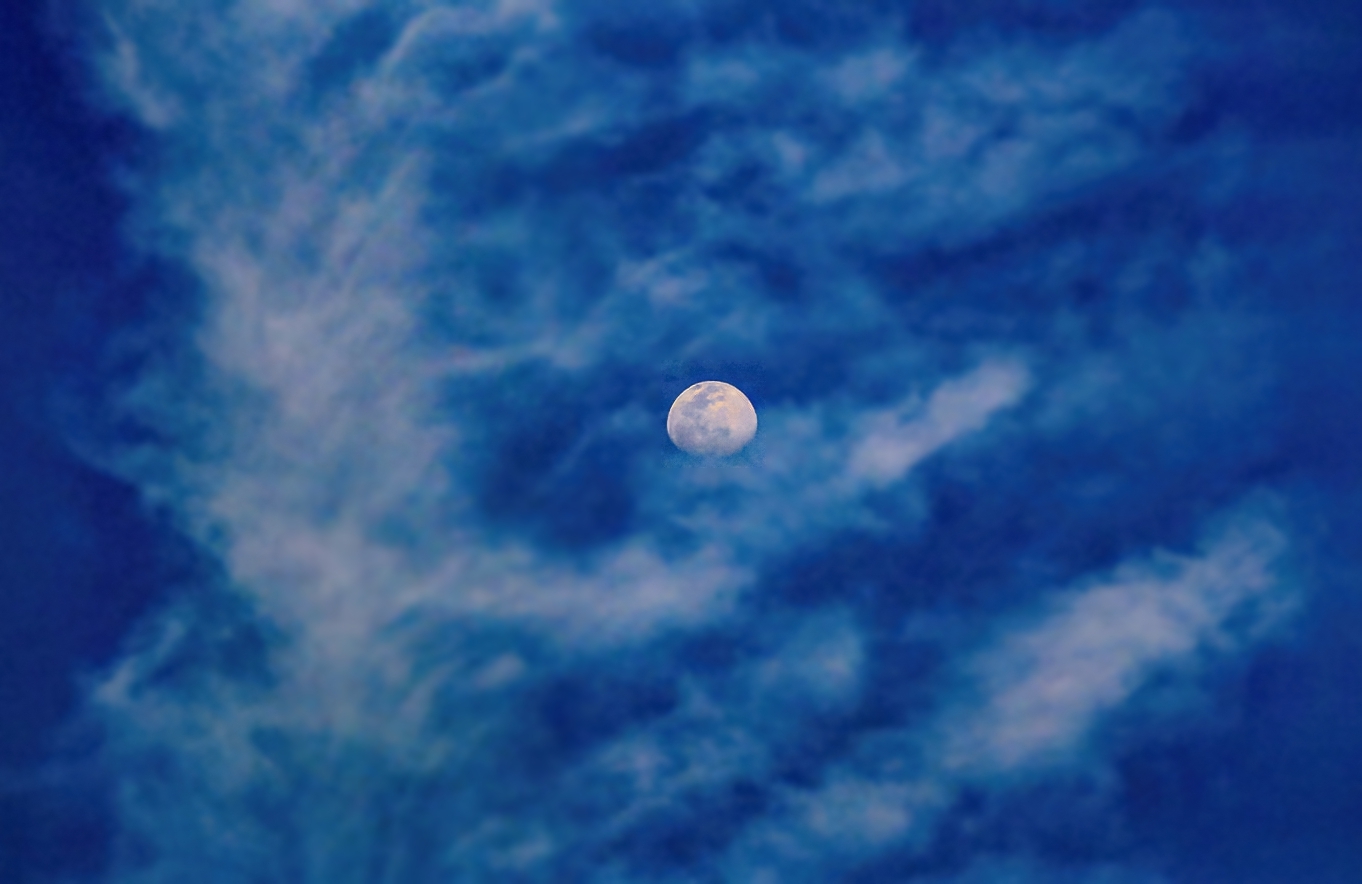雲中の月　2022.04.13