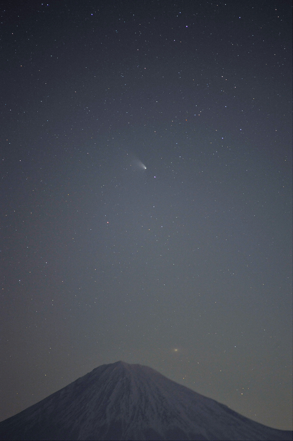富士山頂の上のパンスターズ彗星　２０１３．０４．０８