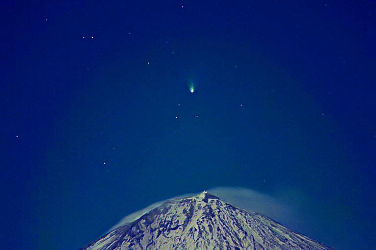 富士山頂ドームとＨ・Ｂ彗星　Madoka.Y