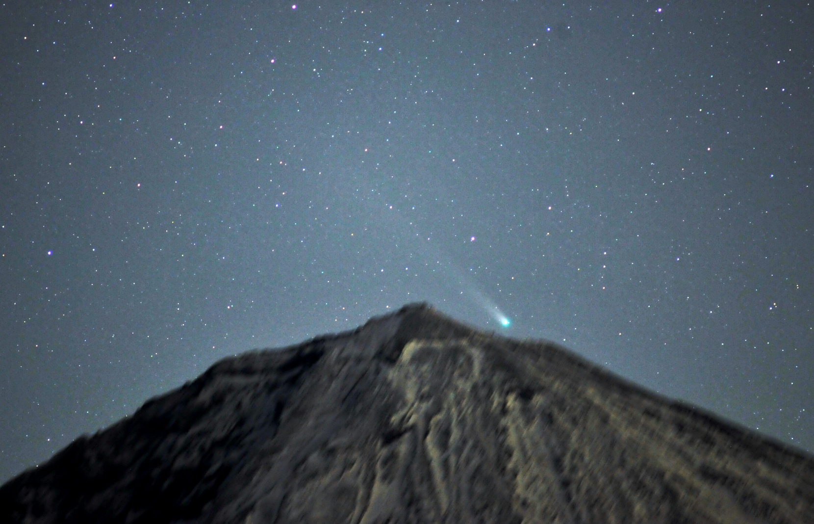 富士山頂のラブジョイ彗星　１２月１１日　富士宮