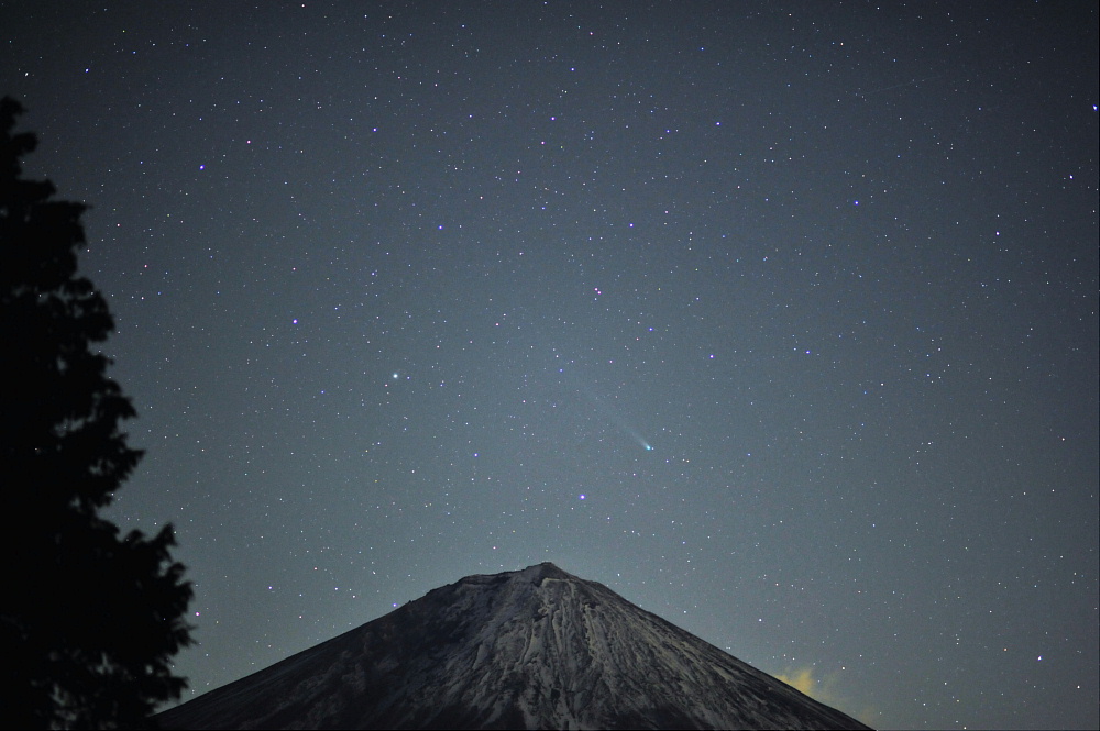 富士山とラブジョイ彗星　　85mm　2013.12.14　