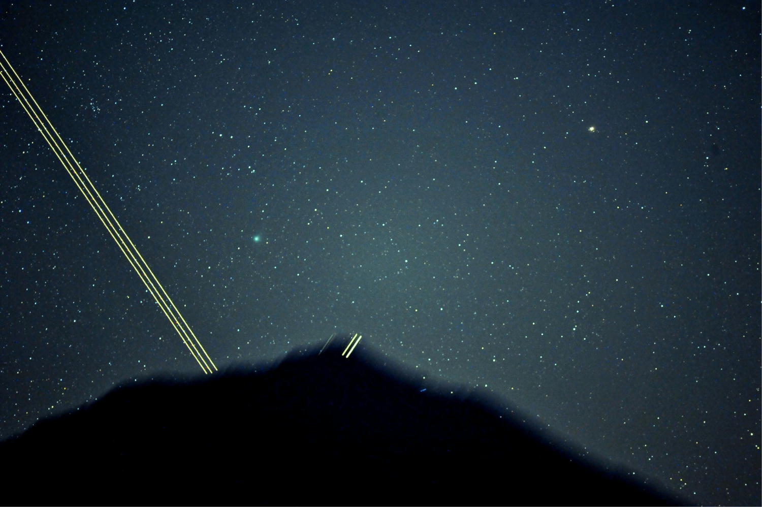 富士山頂に昇るジャック彗星　2014.07.30 AM2:12