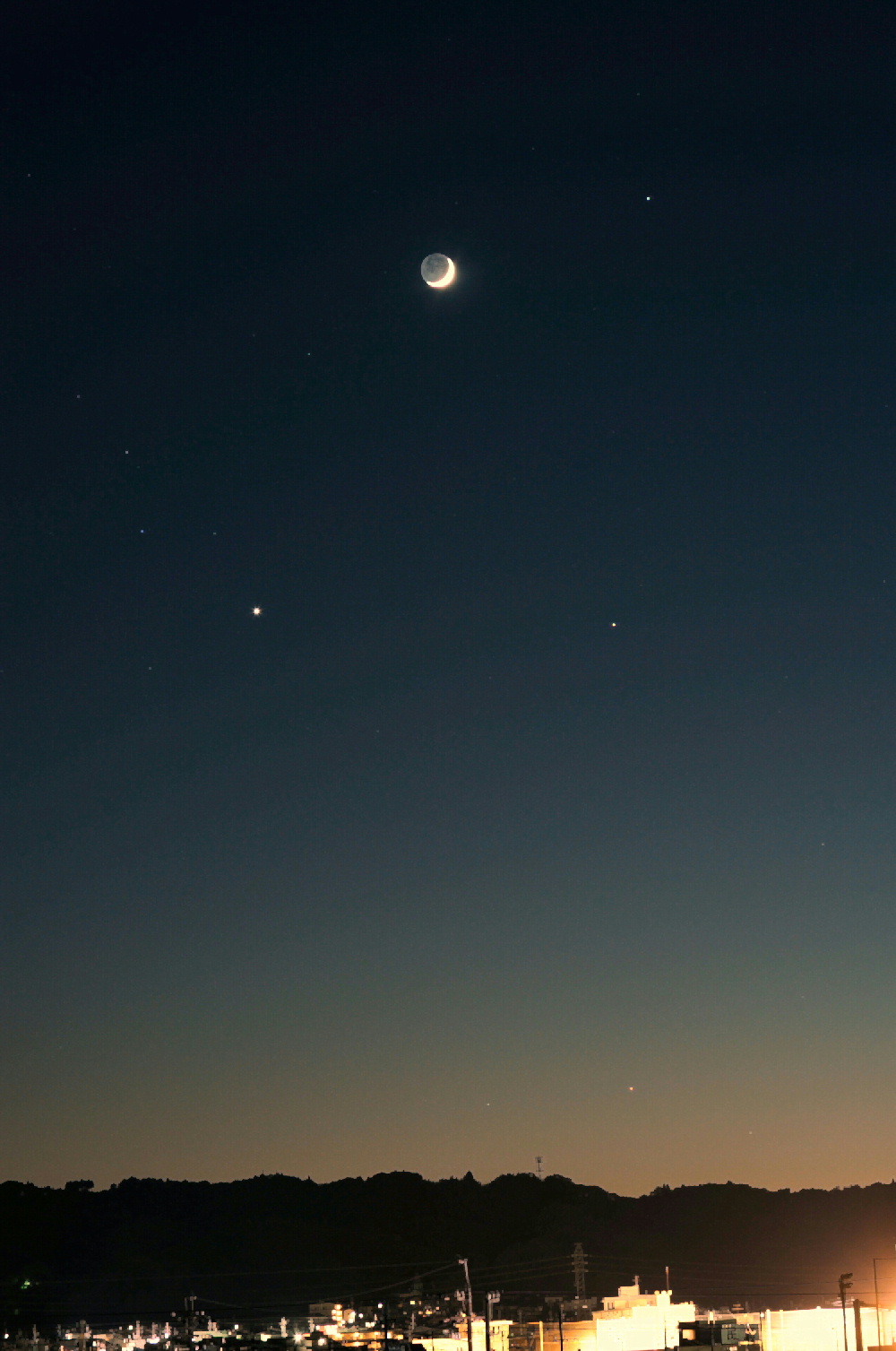 三角形に並ぶ月、金星、土星、下方はｱﾝﾀﾚｽ　2016.11.03