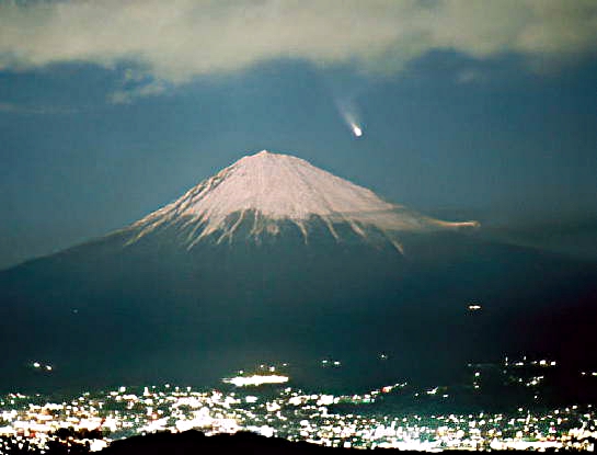 Ｈ・Ｂ彗星と富士宮市の夜景