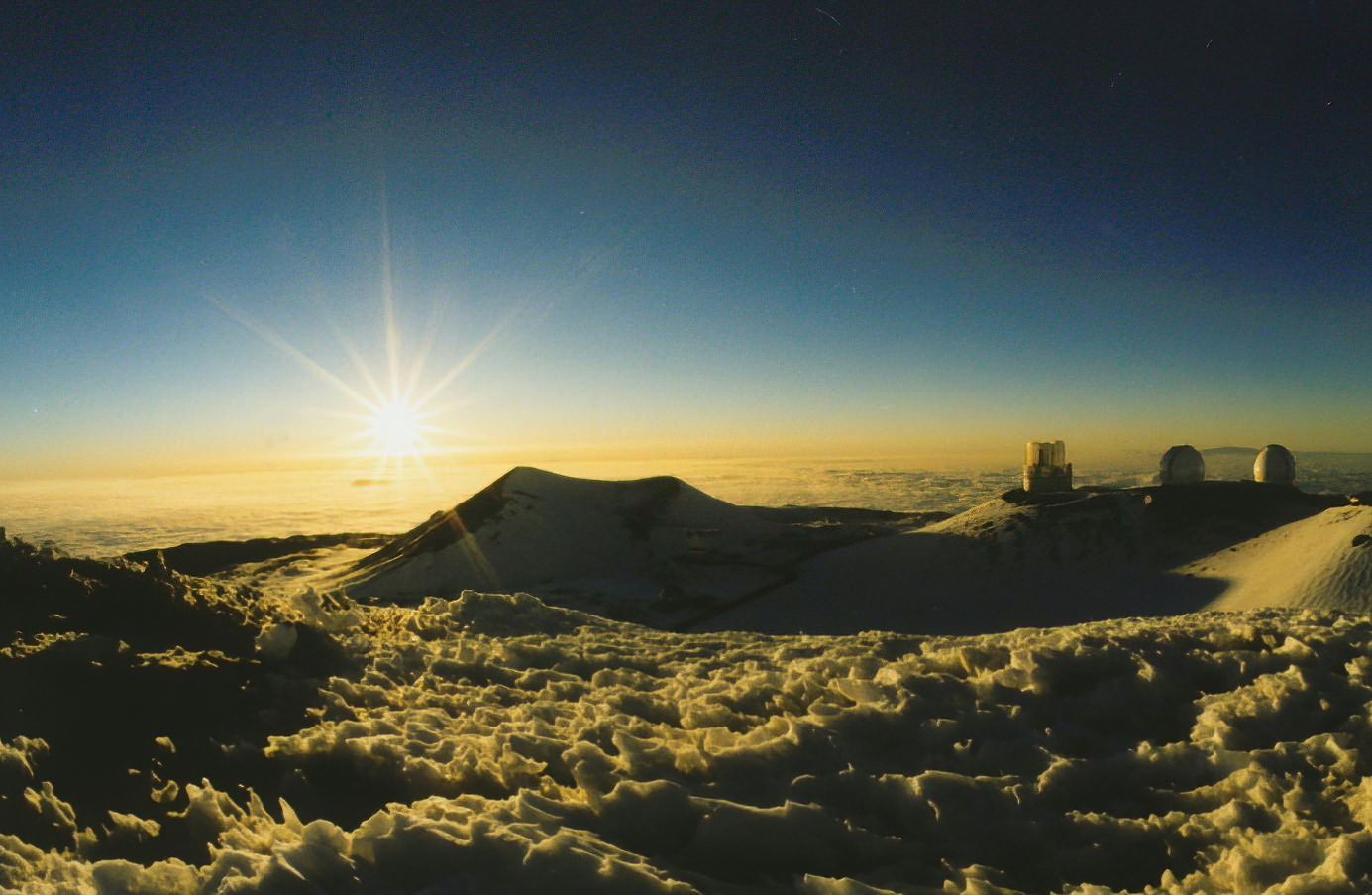 雪のマウナ・ケア山頂付近２月すばる望遠鏡と落日　2002.02