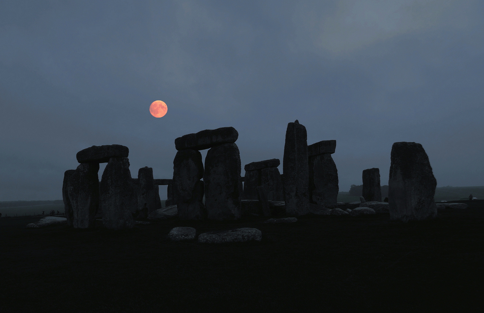 満月とストーンヘンジ　　（同一場所撮影合成）イギリス　ソールズベリー　2018.08.26
