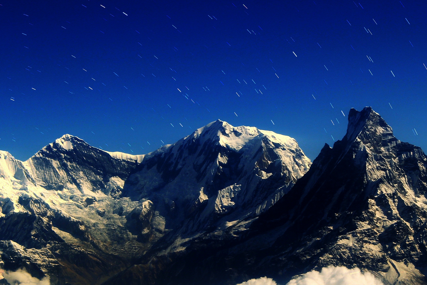 アンナプルナ�V峰7555mと星（現地ホテル撮影のりゅう座付近の星と合成）　2018.03.23　ネパール