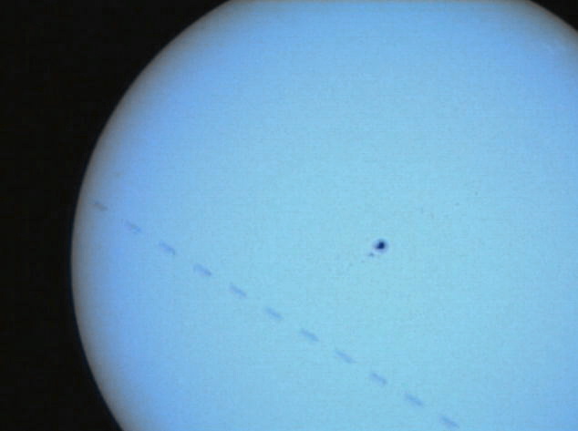 ISSの日面通過と黒点　　２００４．０４．２３　静岡県菊川町にて撮影