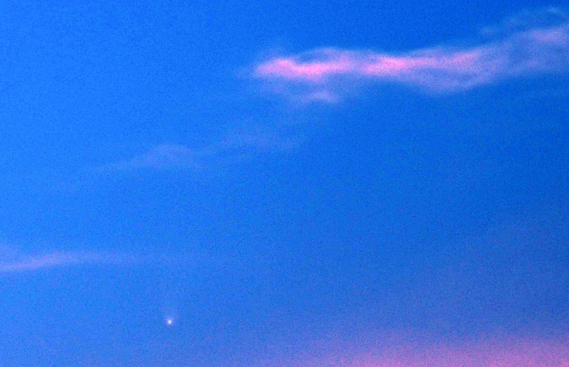 夕焼け空の中、近日点を通過するマックノート彗星Ｃ／２００６Ｐ１　２００７．０１．１３　１６：３９