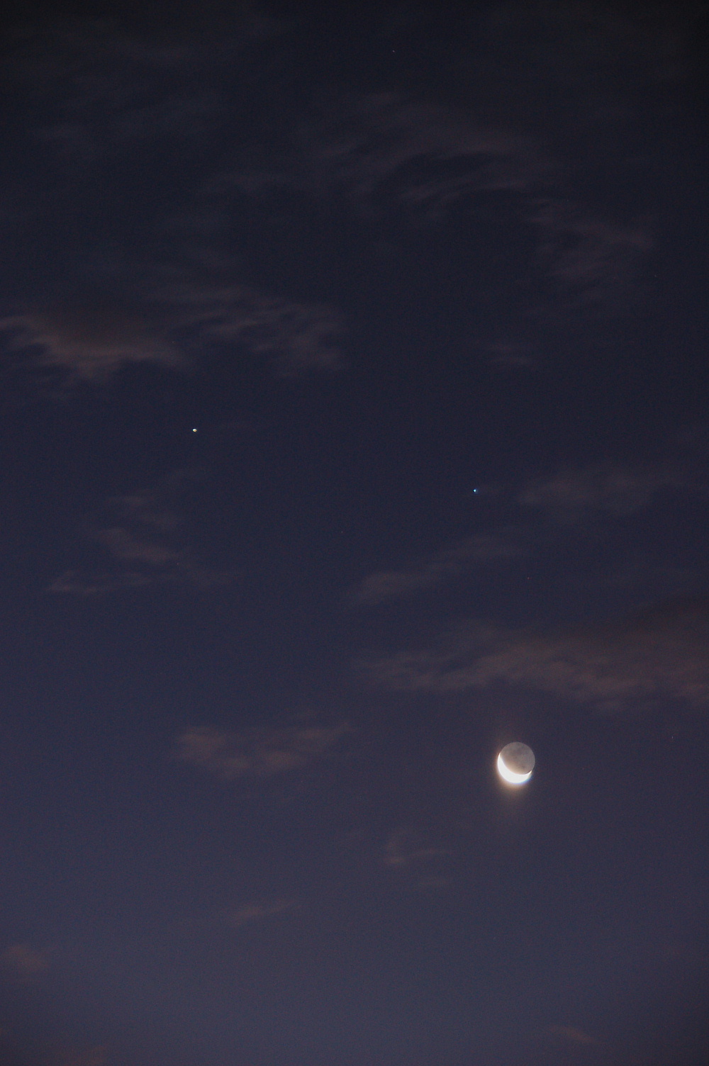 薄明の中の地球照と土星(左)、スピカ　２０１１．１１．２３　AM 5:30