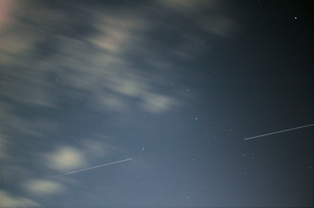 ケフェウス座を行くISSと着陸予定6時間前のスペースシャトル　エンデバー号　２００７年８月２１日　19時39分59秒　右上の輝星は白鳥座デネブ
