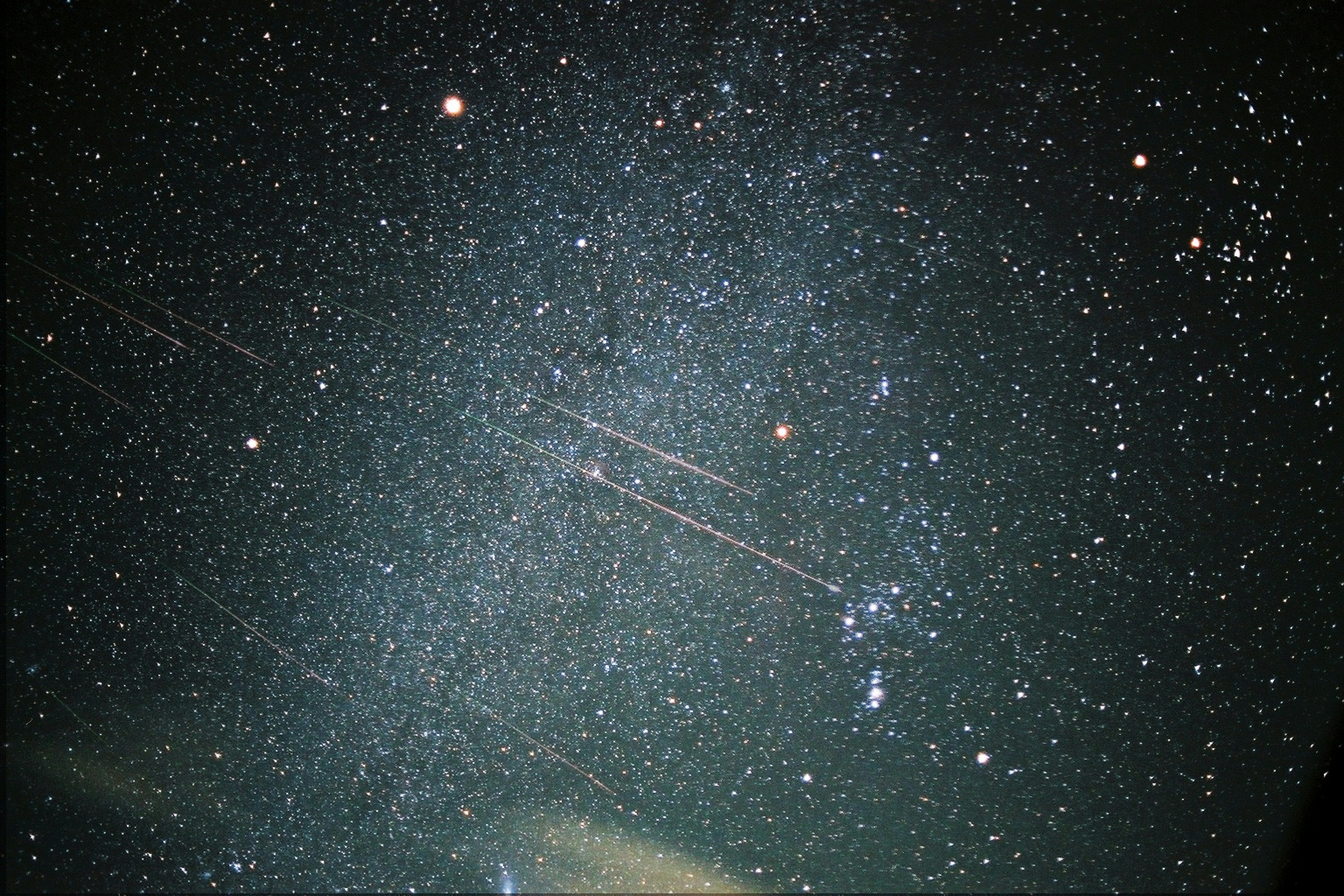 オリオン座に降る流星群　バラ星雲を射抜きウルトラマンの故郷Ｍ７８へ