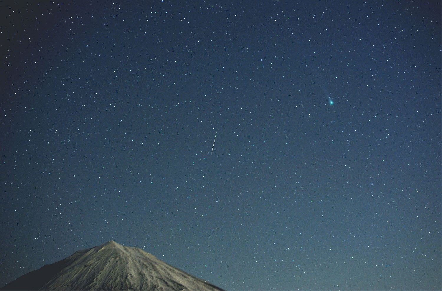 ラブジョイ彗星と富士山、流星　１１月２９日　富士宮