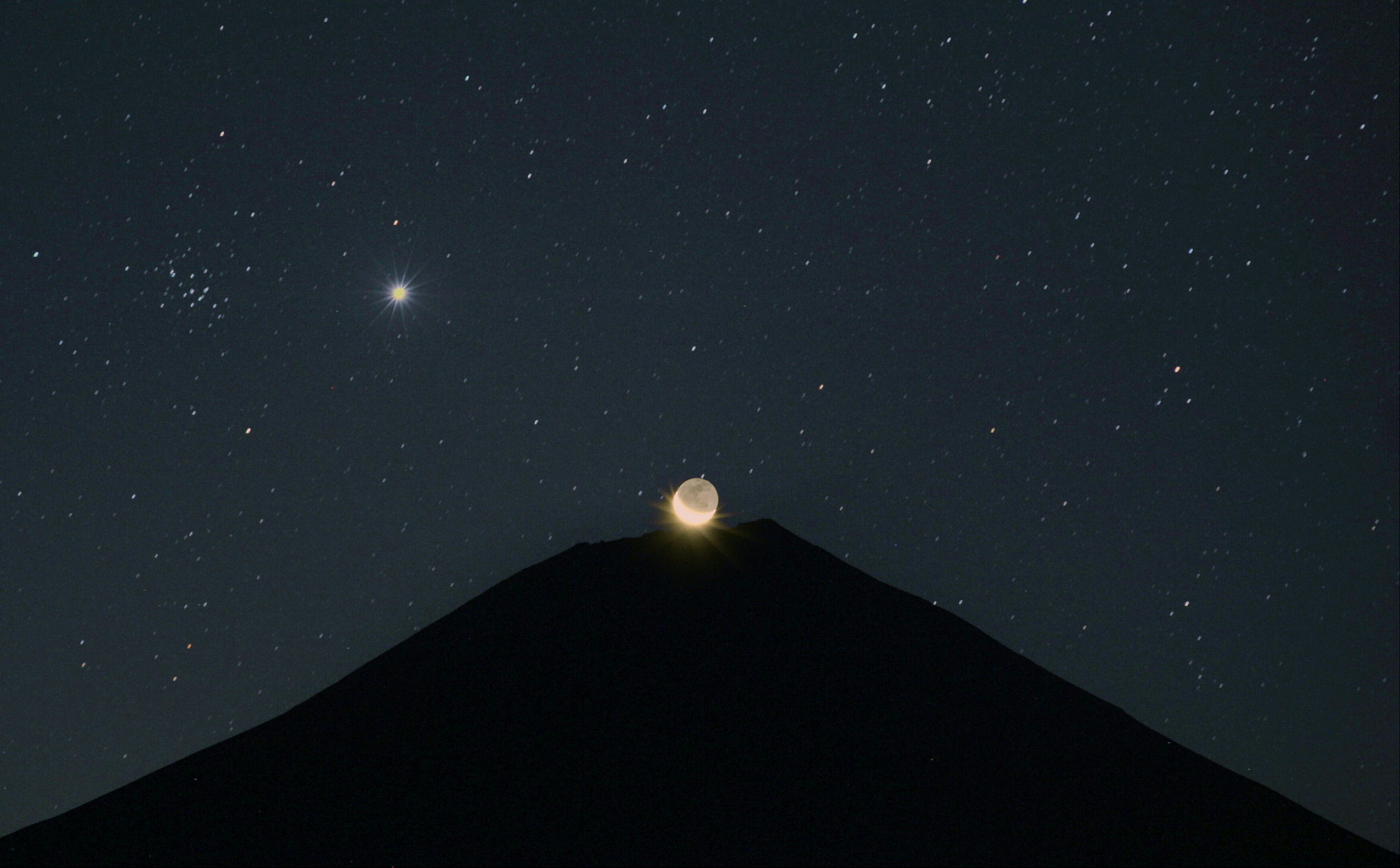 富士山頂に昇る月齢２６の月、金星、プレセペ　2012.09.13 3:17　5分間隔の2枚を合成　田貫湖