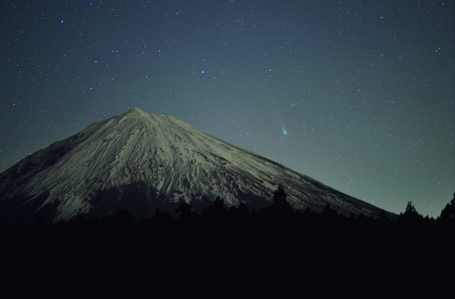 富士に昇るラブジョイ彗星　１１月２９日　富士宮　奇石博物館