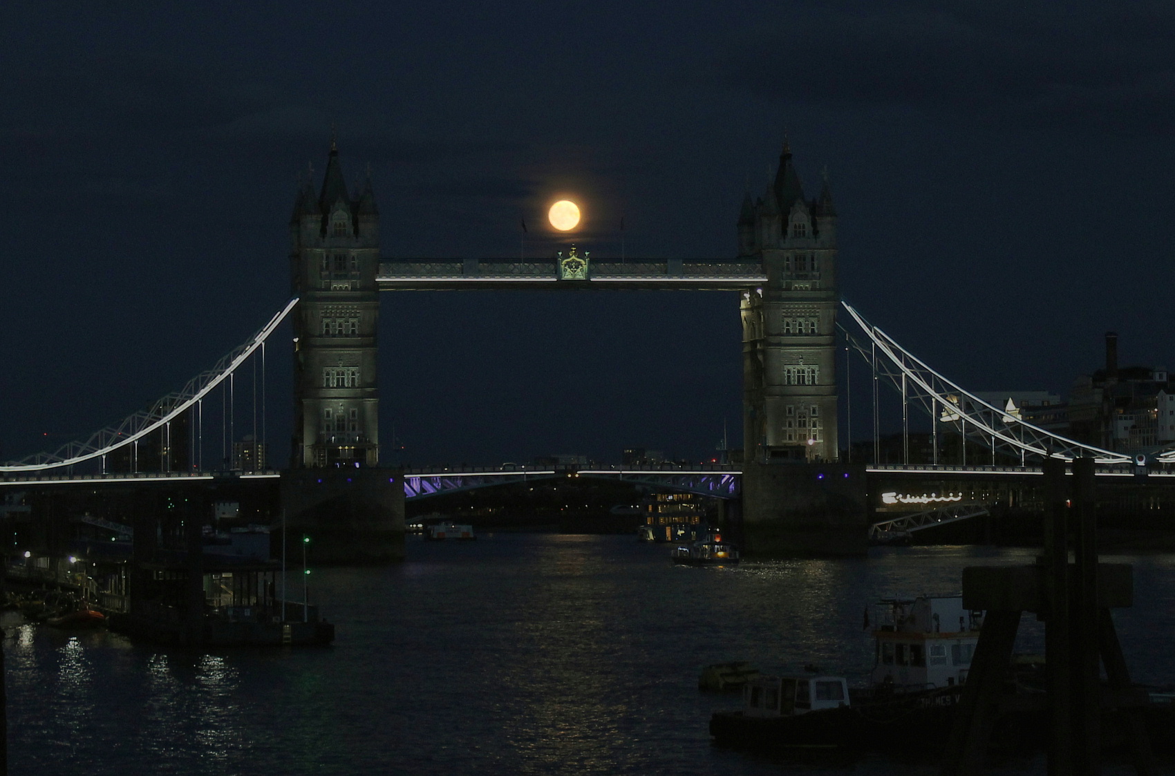 満月とタワーブリッジ　　ロンドン　2018.08.25